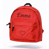 Rød børnerygsæk med navn broderet – Passer 2-6 år