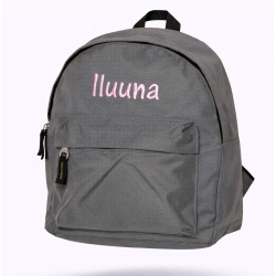 Grå børnerygsæk med navn broderet på forsiden.