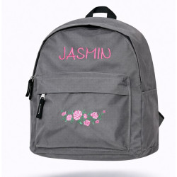 Grå børnerygsæk med navn broderet på forsiden.